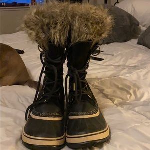 Women’s size 10 Sorel winter snow boots.